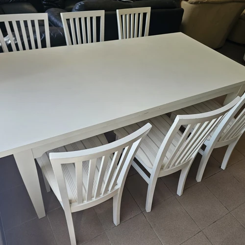 Erdkus stalas su kėdėmis – puikus sprendimas šeimai