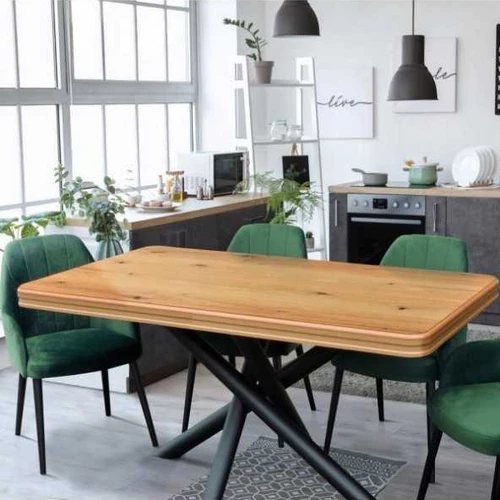 Modernus valgomasis su metalinėmis kojomis ir minkštomis kėdėmis