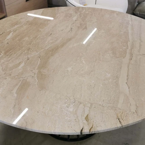 Modernūs stalai – tobula erdvės harmonija