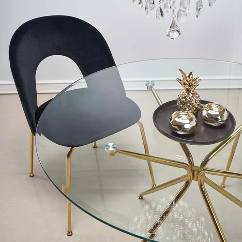 Modernus stalas su skaidriu stiklu ir auksinėmis kojomis