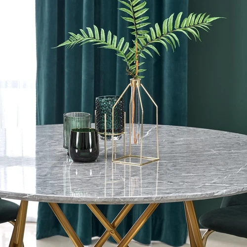 Stalai su prabangiu pilko marmuro ir aukso deriniu