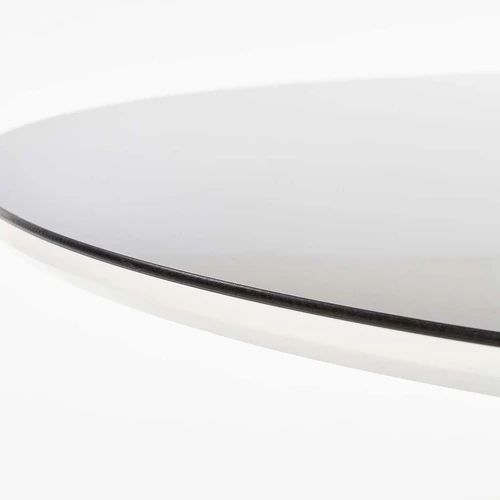 Stalas su juodomis kojomis ir stiklo viršumi