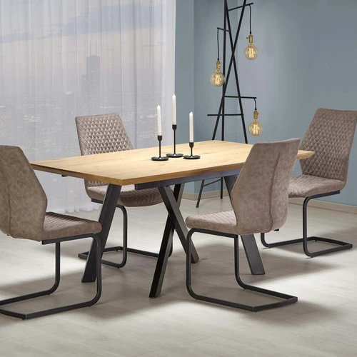 Modernus stalas su auksinio ąžuolo ir juodos spalvos deriniu