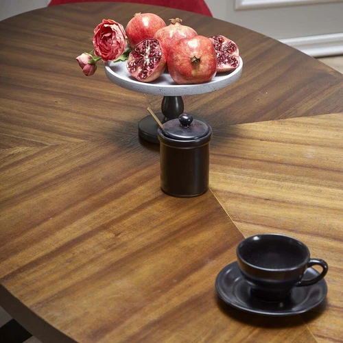 Stalas su riešuto viršumi ir juodomis plieno kojomis