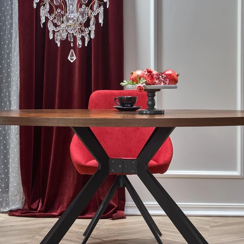 Modernus stalas riešuto spalvos viršumi ir juodomis kojomis