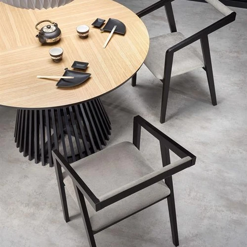 Natūralaus ąžuolo apvalus stalas su juodomis kojomis