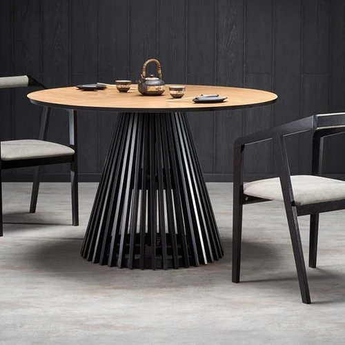 Apvalus stalas su ąžuolo viršumi ir juodomis kojomis