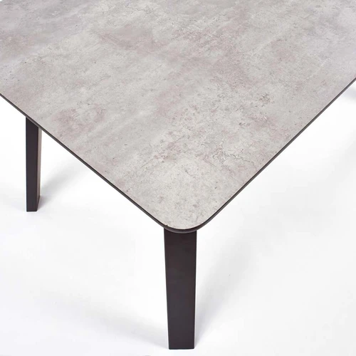 Šiuolaikiška spinta su betono efektu ir juodomis kojomis