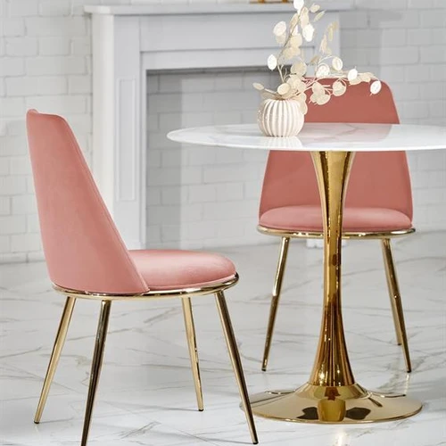 Modernus stalas su chromuotais plieno elementais