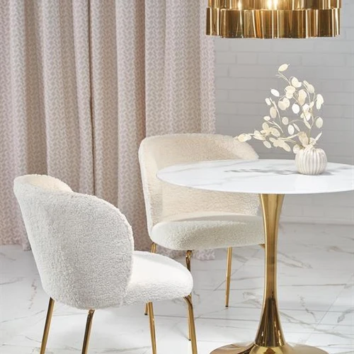 Baltas marmuro stalas su auksinėmis kojomis