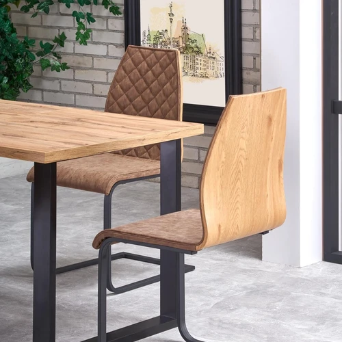 Ergonominis stalas su laminuotu ąžuolo viršumi ir juodomis kojomis