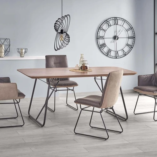 Moderni riešuto spalvos spinta su miltelinio plieno detalėmis