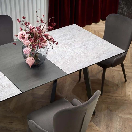 Prailginamas stalas su šviesiai pilku stalviršiu ir tamsiomis kojomis