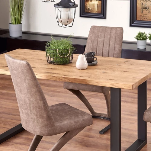 Prailginamas stalas su šviesiu ąžuolu ir juodomis plieninėmis kojomis