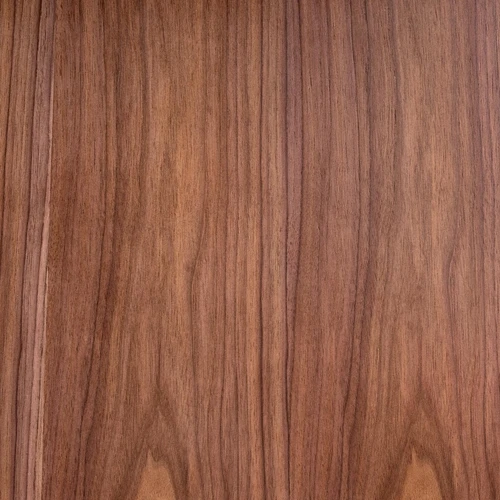 Elegantiškas stalas su juodomis kojomis ir riešutinės spalvos viršumi