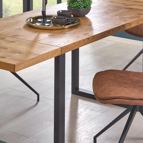 Prašmatnus prailginamas stalas su šviesaus ąžuolo viršumi ir juodomis kojomis