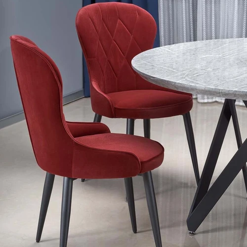 Modernūs stalai pilku marmuru ir juodomis kojomis