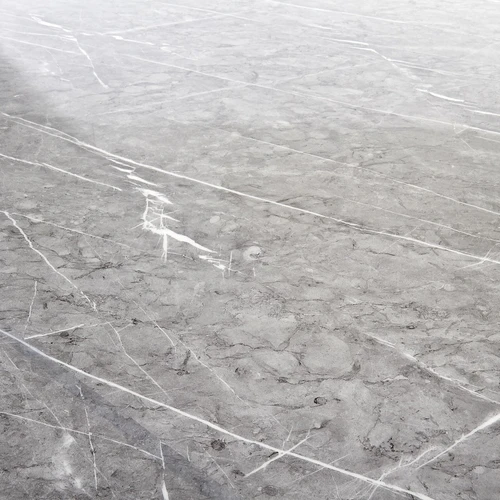 Stalai su marmuro viršumi ir juodomis metalinėmis kojomis