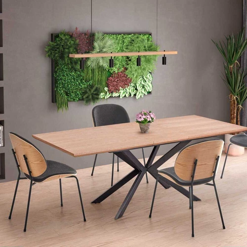 Modernus prailginamasis stalas su juodomis kojomis ir ąžuolo viršumi