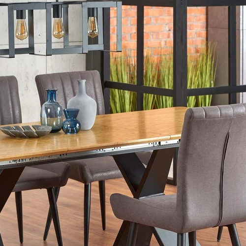 Prailginamasis stalas su natūralaus ąžuolo viršumi ir juodomis kojomis