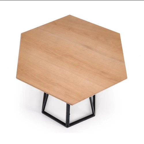 Kompaktiška spinta su juodomis kojomis ir MDF konstrukcija