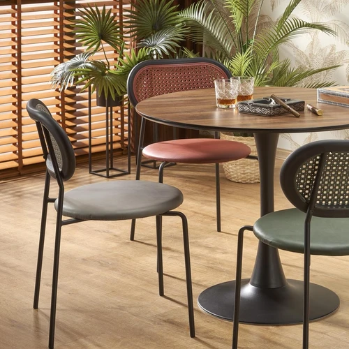 Modernus stalas su tvirtomis kojelėmis