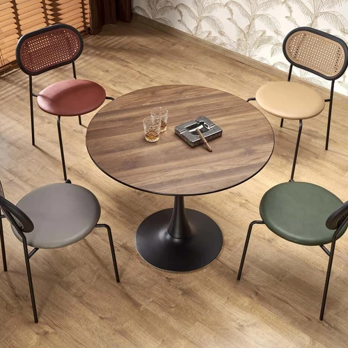 Ergonominis stalas riešuto ir juodos spalvos deriniu