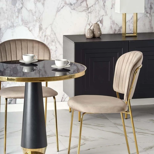 Moderni juoda kriauklė su auksinėmis kojomis