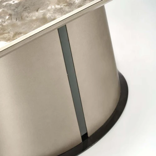 Prailginamas stalas su smėlio marmuro viršumi ir kapučino kojomis