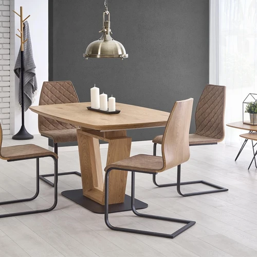 Modernus stalas su juodomis kojomis ir milteliniu plienu