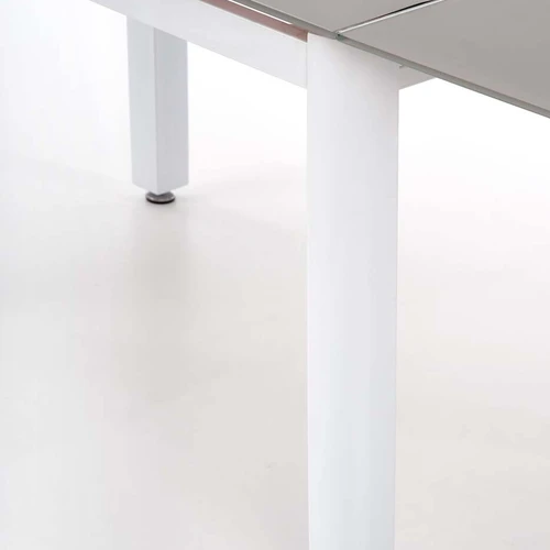 Modernus stiklo stalas su praildymu, smėlio ir baltos spalvos