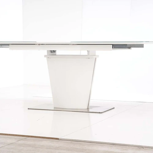 Modernus stalas su stiklo ir plieno detalėmis