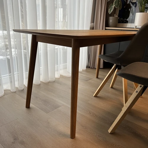 Patogus valgomasis stalas su keturiomis pilkomis kedėmis – puikus būklės