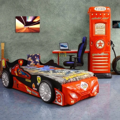 Tvirtos medinės grotelės ir šviečiančios lempos – tobula miegamojo erdvė