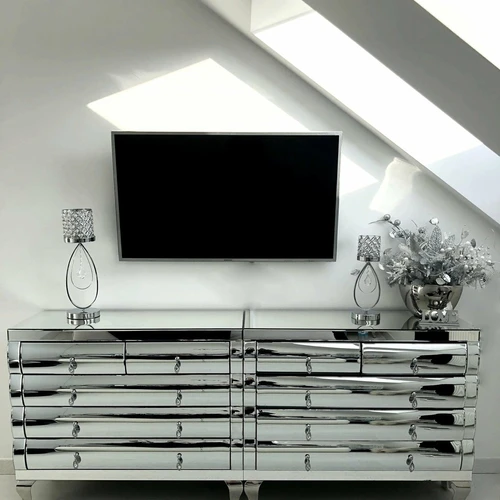 Lenkti facetuoti veidrodžiai komodoje