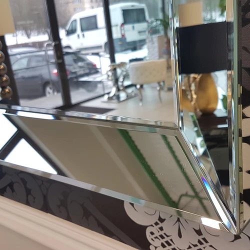 Modernus veidrodis su rėmeliu – puošia bet kurį interjerą