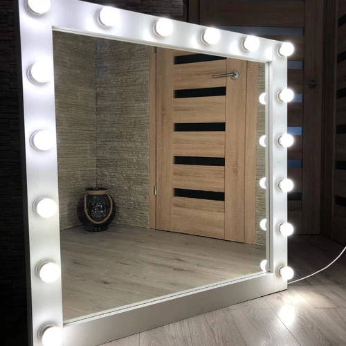 Kompaktiniai veidrodžiai makiažui su rankena