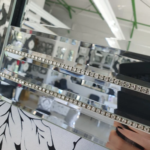 Veidrodis su veidrodiniu rėmeliu ir kristaliukais