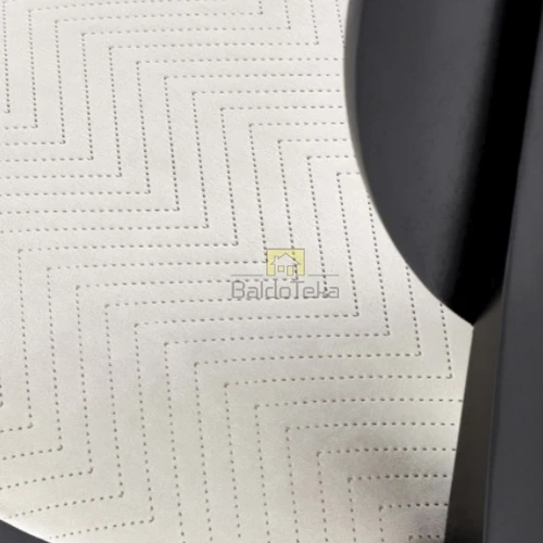 Elegantiškas juodos spalvos medinis stalas su gobelenu