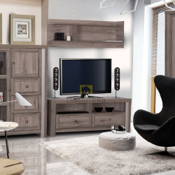 Plati ir erdvi spinta su šviesaus ąžuolo apdaila