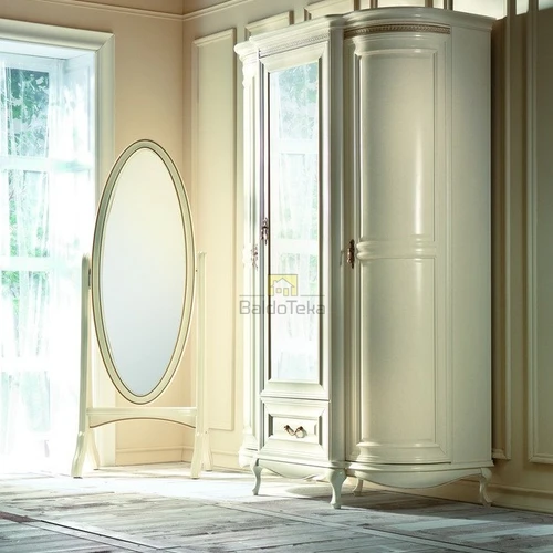 Erdvi spinta su natūraliomis buko kojomis ir elegantiškomis rankenėlėmis