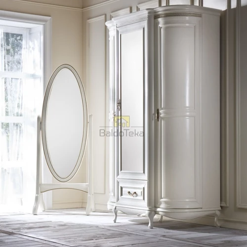 Erdvi spinta su natūralaus medžio lukštu ir metalinėmis rankenėlėmis