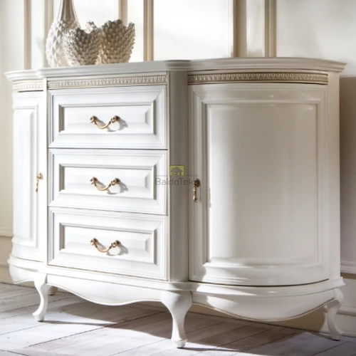 Stilinga spinta su alksnio fasadais ir buko kojomis