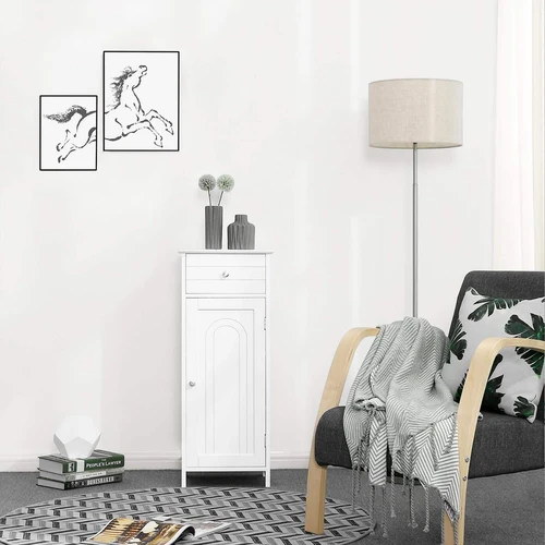 Kompaktiška vonios spintelė su trimis lentynomis ir baltu MDF paviršiumi