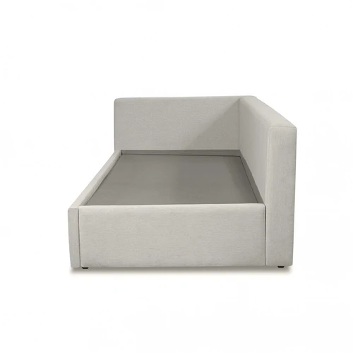 Universalus kampas ir gobeleno apmušta galinė siena