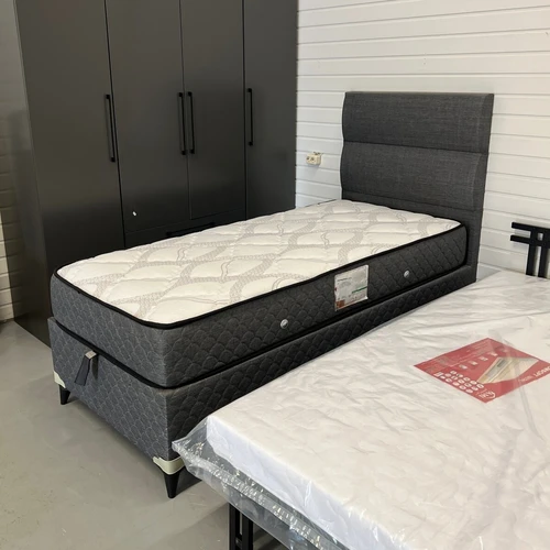 Kompaktiška viengulė lova su čiužiniu ir patogiu pakėlimo mechanizmu