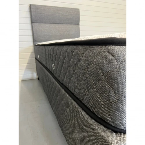 Patogi viengulė lova su spyruokliniu čiužiniu ir talpia saugojimo erdve