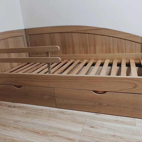 Tvarkinga uosio medžio lova su išardoma konstrukcija ir patalynės dėžėmis