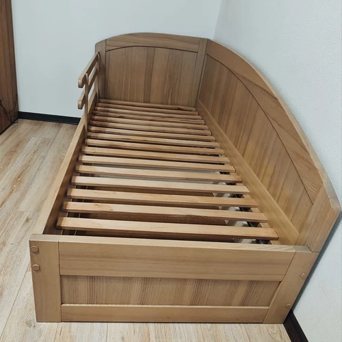 Elegantiška uosio masyvo lova su čiužiniu ir papildomomis dėžėmis