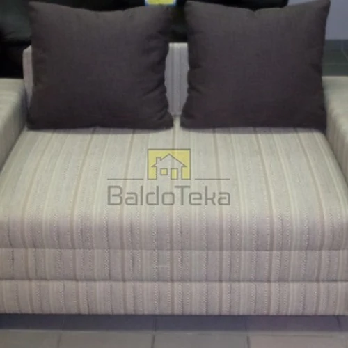 Stilinga lova su medinėmis kojelėmis ir spyruokliniu čiužiniu